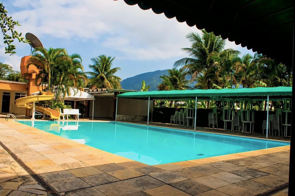 Piscina com toboágua e a serra de Vargem Grande ao fundo