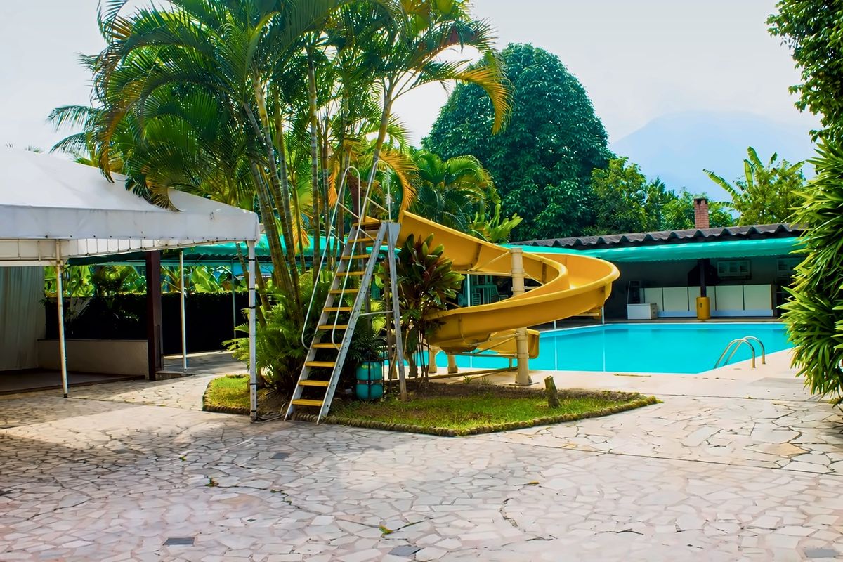 Toboágua e piscina entre as palmeiras